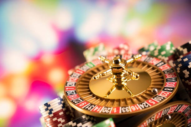 Live dealer presenting Casino Hold'em cards at km879 table