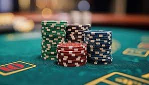 Live dealer blackjack table on km879 streamed in HD with card display and betting area